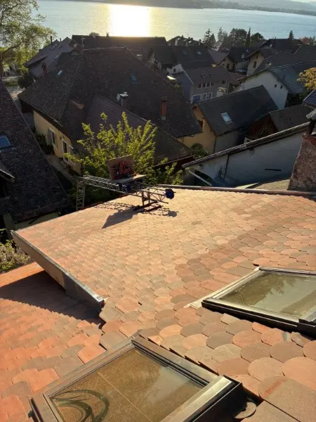 Couverture en tuile canal autour de panneaux solaires