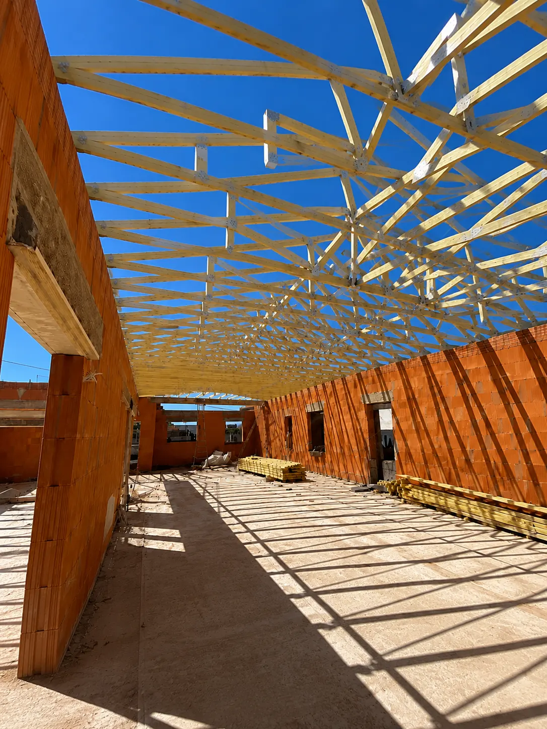 Installation d'une charpente neuve, après