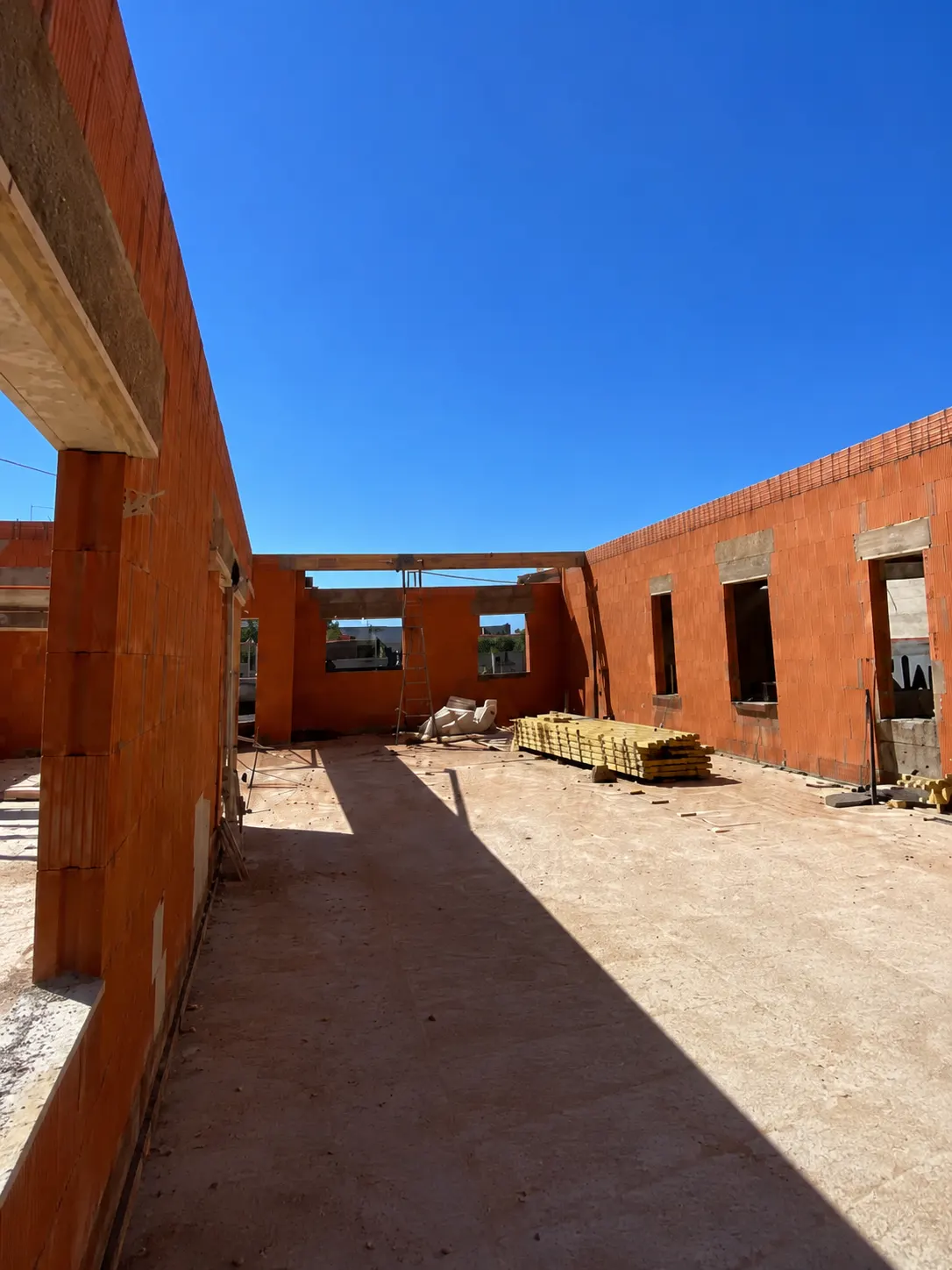 Installation d'une charpente neuve, avant travaux