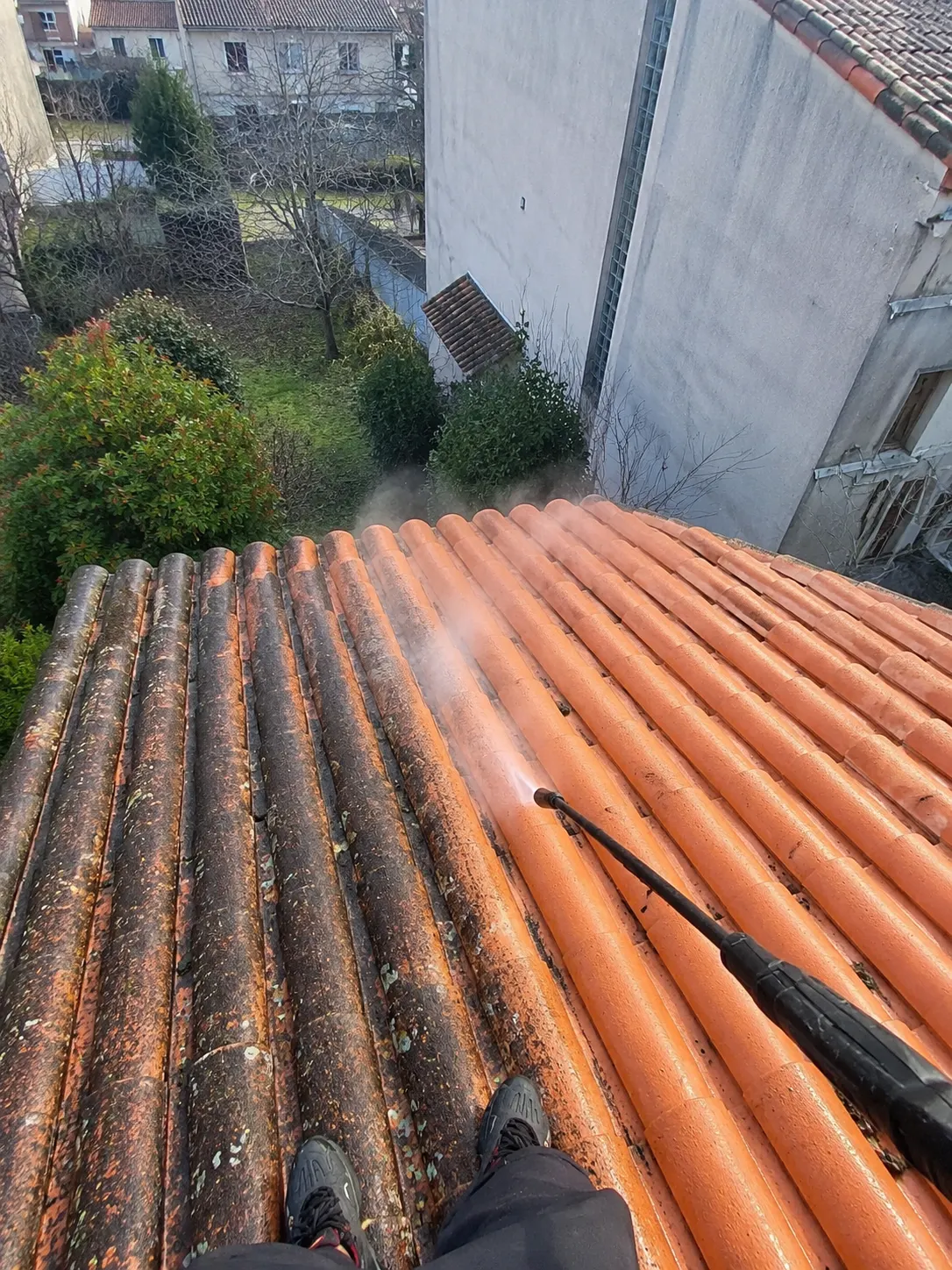 Nettoyage et démoussage de toiture à Lyon par PLG Toiture à Lyon