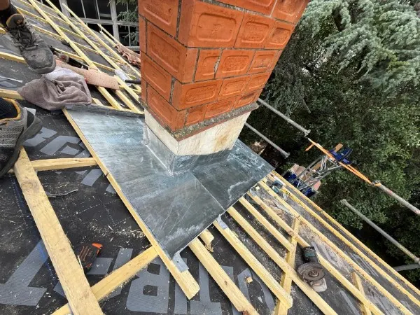 Rénovation de toiture en tuiles écaille par PLG Toiture