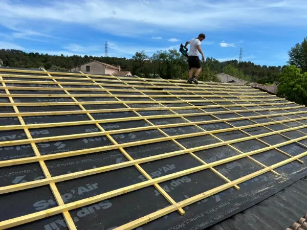 Charpentier Lyon, pose de charpente traditionnelle en bois sur un chantier lyonnais