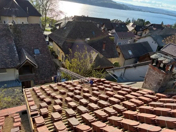 Faîtage en tuiles écaille avec fenêtres de toit