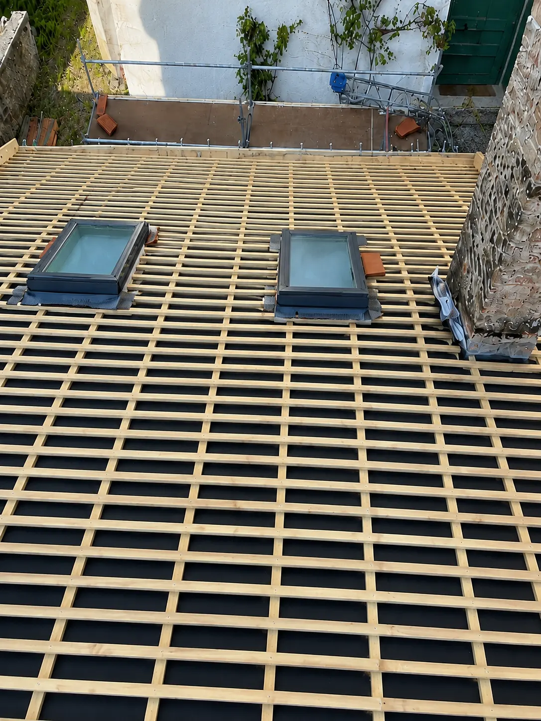 Pose de fenêtres de toit Velux par PLG Toiture à Lyon