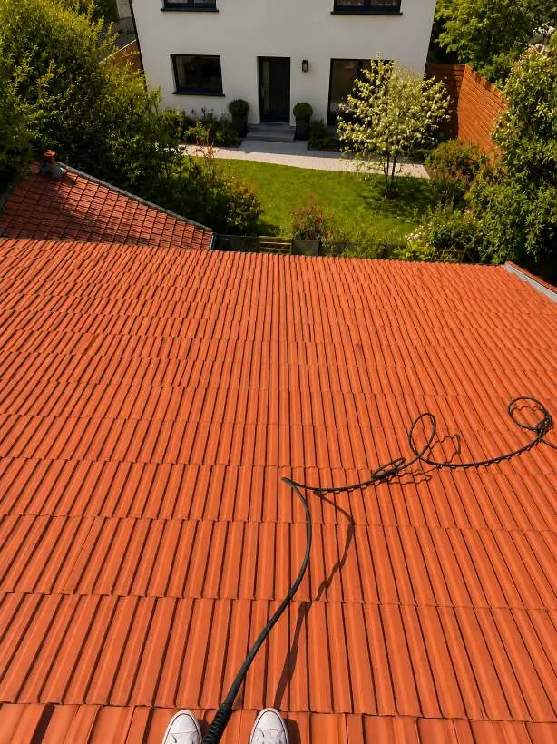 Toiture en tuiles nettoyée dans l'ouest lyonnais